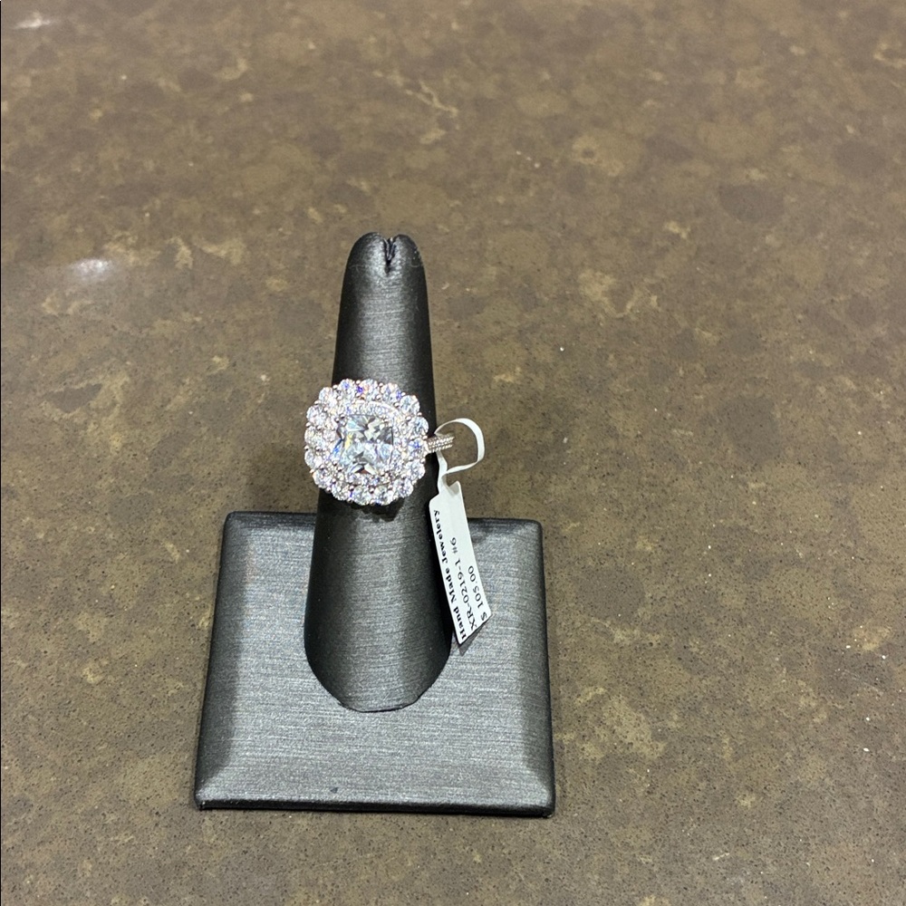 Elegant Silver and White Crystal Ring